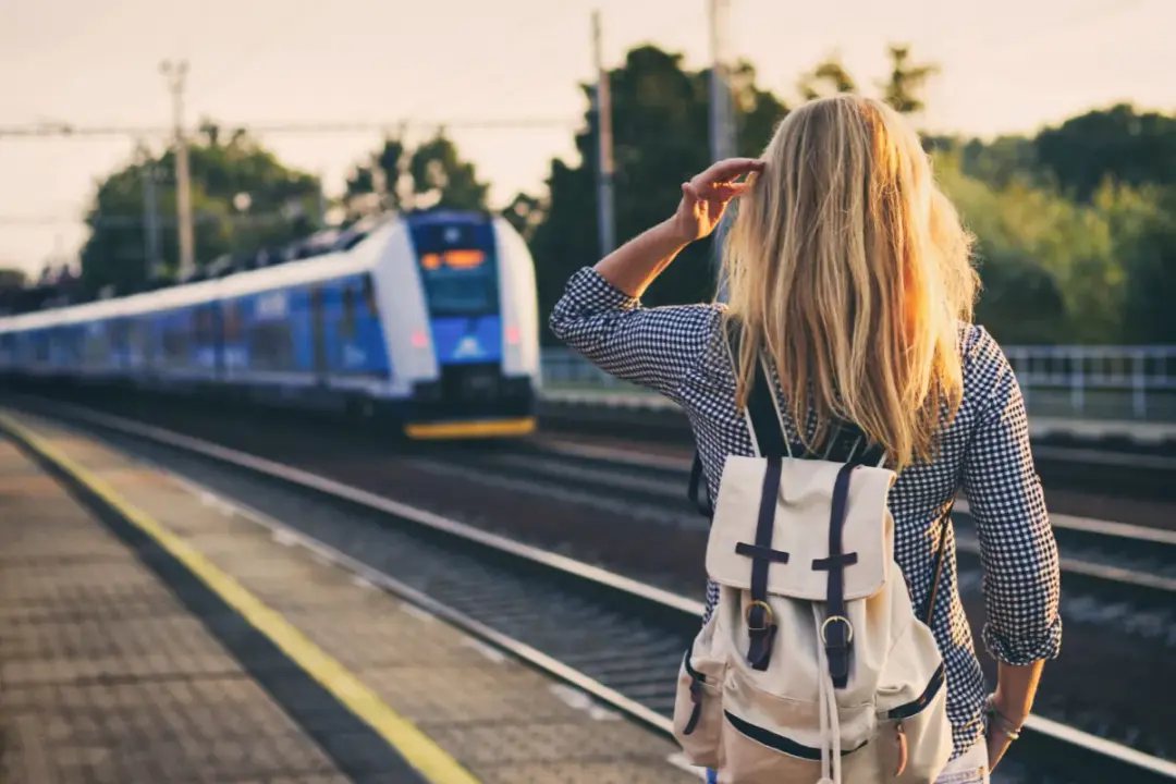 Gdzie pociągiem nad morze? Najlepsze połączenia i porady na lato