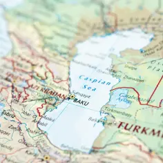 Mapa pokazuje gdzie leży Morze Kaspijskie, otoczone przez Azerbejdżan, Turkmenistan i Iran.