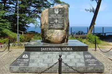 Pomnik "Gwiazda Północy" w Jastrzębiej Górze, z widokiem na morze.