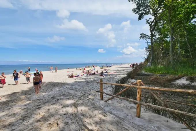 Karwieńskie Błota Drugie: Spokój, plaża i inwestycje nad morzem